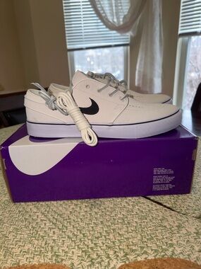 Nike Men’s SB Zoom Janoski OG+Sneakers Summit white with Black Swoosh Size 9.5 !